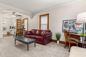 Cheerful 2 BD with Backyard